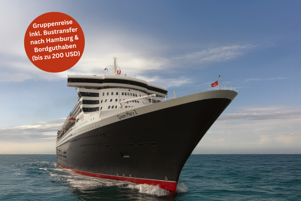 Großes Kreuzfahrtschiff Queen Mary 2 fährt auf offenem Meer unter bewölktem Himmel. Oben rechts steht in einem roten Kreis "Gruppenreise inklusive Bustransfer nach Hamburg und Bordguthaben bis zu 200 USD".